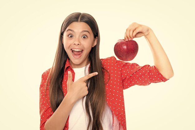 Porträt eines selbstbewussten Teenager-Mädchens mit Apfel, das einen gesunden Snack zu sich nehmen wird. Gesundheit, Ernährung, Diäten und Vitamine für Kinder