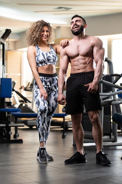 Porträt eines sexy Paares in der Turnhalle mit Trainingsgeräten