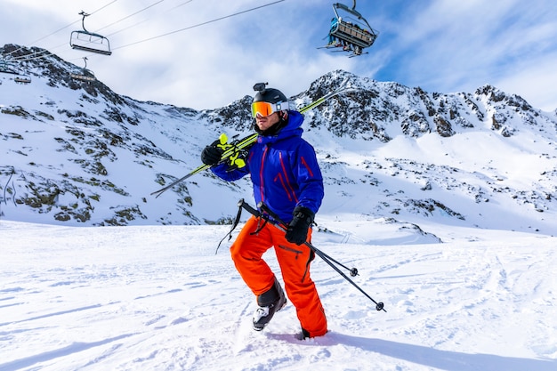 Porträt eines Skifahrers im hohen Berg