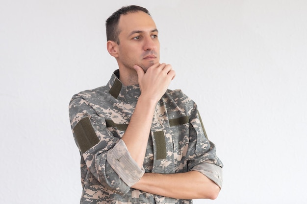 Porträt eines Soldaten, militärischer weißer Hintergrund