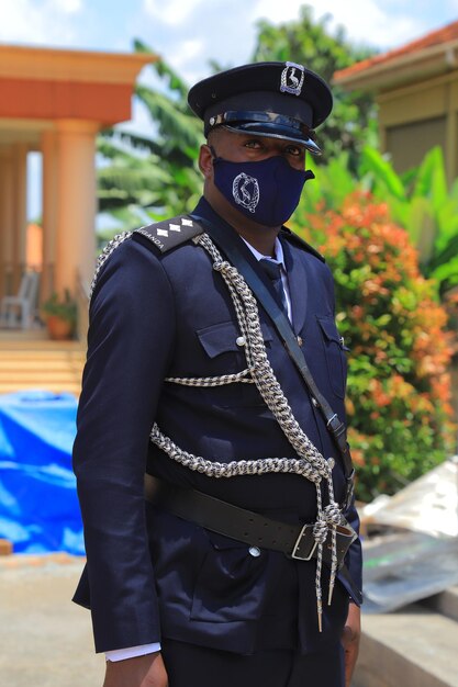 Foto porträt eines soldaten mit maske und uniform im freien