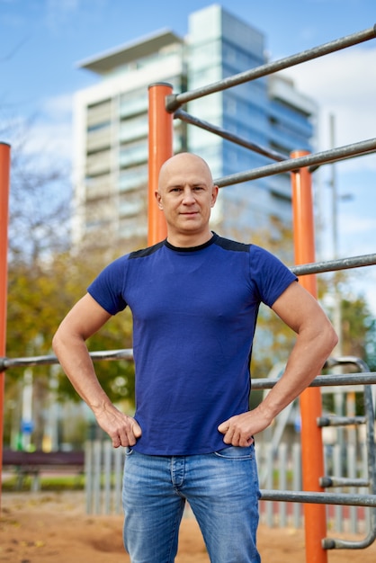 Porträt eines sportlichen Mannes auf dem Spielplatz