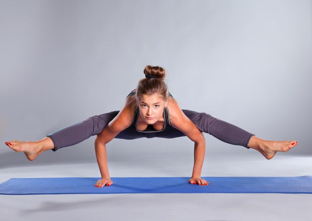 Porträt eines Sportmädchens, das Yoga-Stretching-Yoga macht