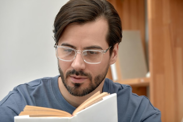 Porträt eines stilvollen, erfolgreichen jungen Mannes mit Brille. Junger brünette Geschäftsmann mit Brille. Stilvolles Porträt eines jungen Mannes