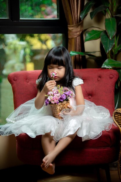 Porträt eines süßen asiatischen kleinen Mädchens in Prinzessin DressA Mädchen posieren für ein FotoThailänder