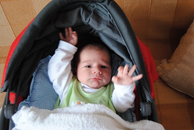 Foto porträt eines süßen babys, das sich im bett entspannt