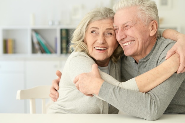 Porträt eines süßen, glücklichen Seniorenpaares, das zu Hause posiert