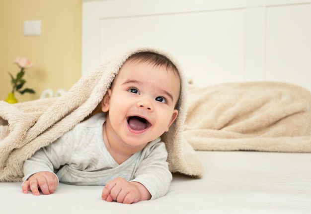 Porträt eines süßen Jungen, der auf dem Bett liegt