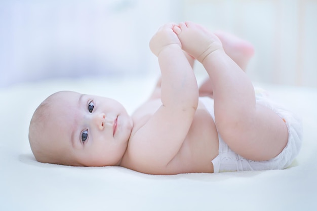 Porträt eines süßen Jungen, der auf dem Bett liegt