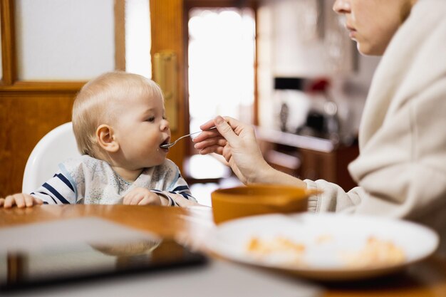 Foto porträt eines süßen jungen, der zu hause essen isst