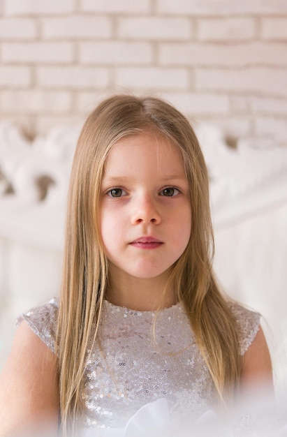 Porträt eines süßen kleinen Mädchens mit großen braunen Augen in einem hellen Raum