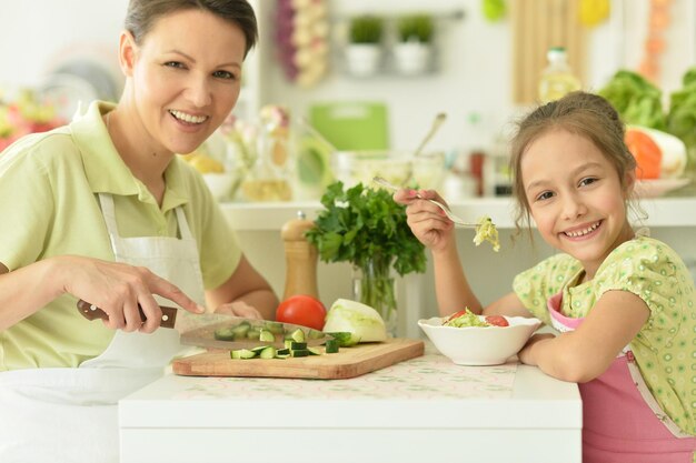 Porträt eines süßen kleinen Mädchens mit Mutter