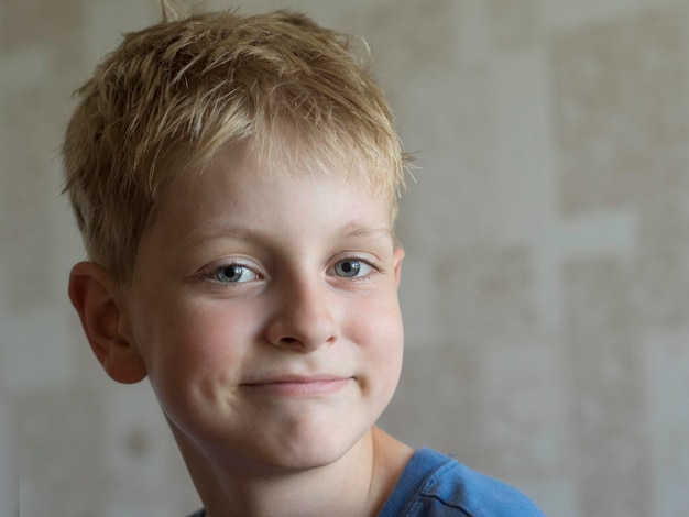 Porträt eines süßen, lächelnden Jungen
