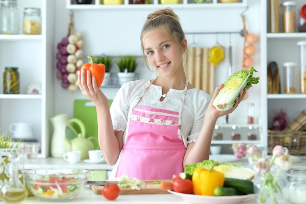 Porträt eines süßen Mädchens, das in der Küche kocht