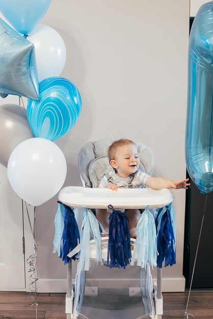 Foto porträt eines süßen mädchens, das mit ballons spielt