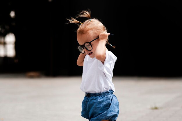 Porträt eines süßen Mädchens mit Brille