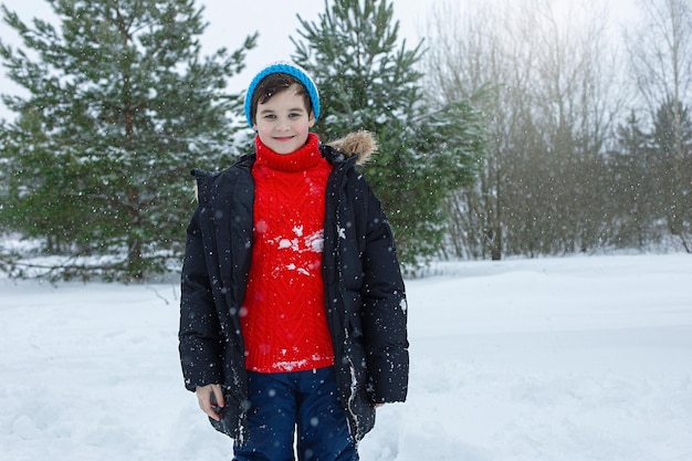 Porträt eines süßen Teenagers in einem Winterpark