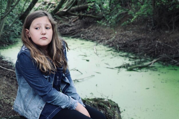 Foto porträt eines teenager-mädchens im wasser