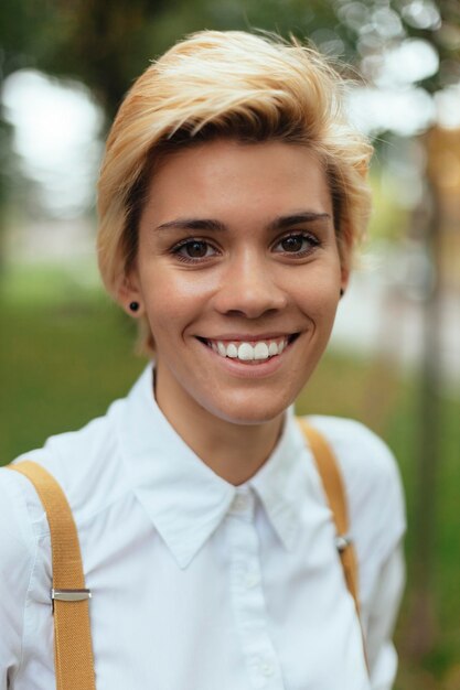 Porträt eines Teenager-Mädchens in einem Park, lächelnd