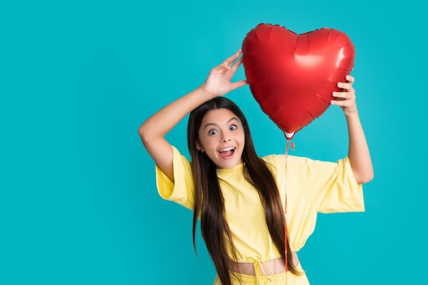 Porträt eines Teenager-Mädchens mit Herzballon Valentinstag-Konzept Aufgeregtes Gesicht, fröhliche Emotionen von Teenager-Mädchen
