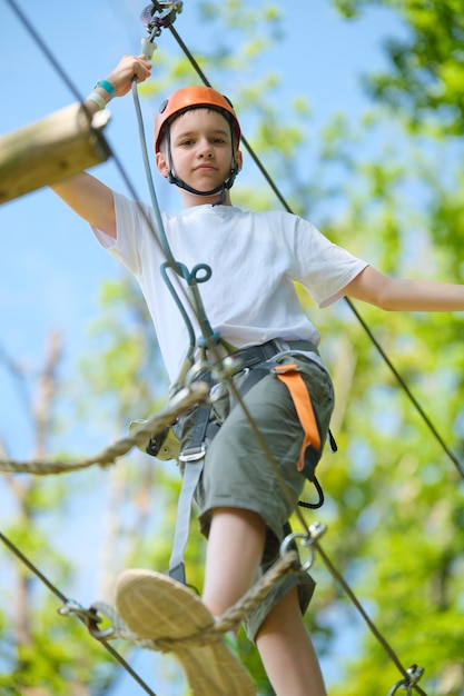 Porträt eines Teenagers, der Spaß im Outdoor-Extrem-Abenteuerpark hat. Aktive Kinder in der Natur