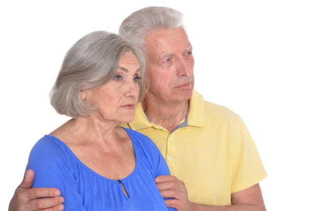 Porträt eines traurigen Seniorenpaares isoliert auf weißem Hintergrund