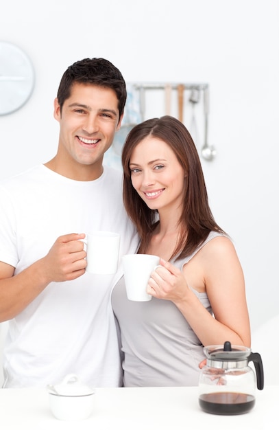 Porträt eines trinkenden Kaffees des Paares während des Frühstücks