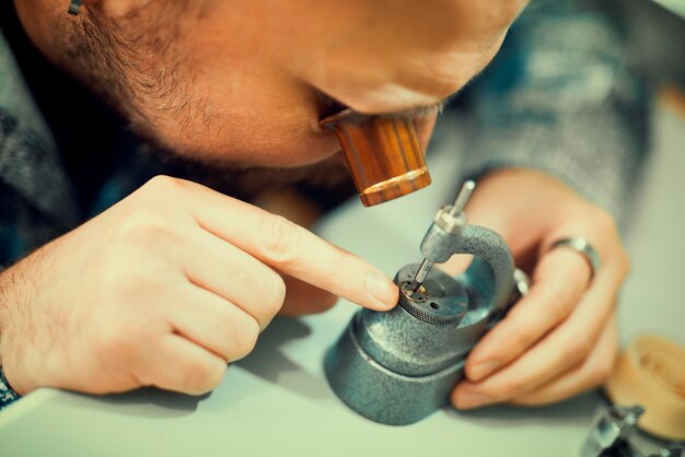 Porträt eines Uhrmachers bei der Arbeit hautnah