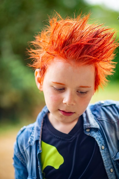 Porträt eines ungewöhnlichen Jungen von 9 Jahren mit leuchtend roten Haaren