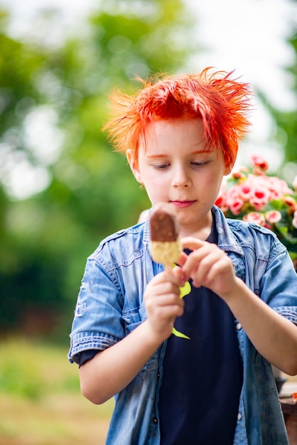 Porträt eines ungewöhnlichen Jungen von 9 Jahren mit leuchtend roten Haaren