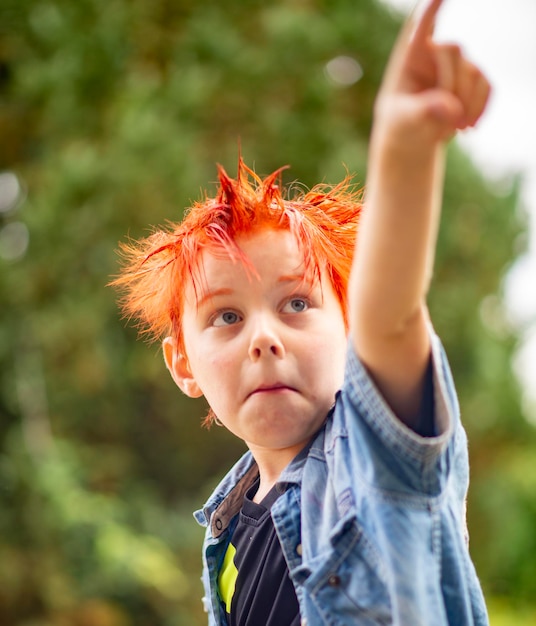 Porträt eines ungewöhnlichen Jungen von 9 Jahren mit leuchtend roten Haaren