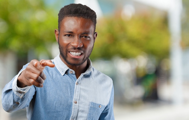 Porträt eines unglücklichen sehr verärgerten jungen schwarzen Mannes