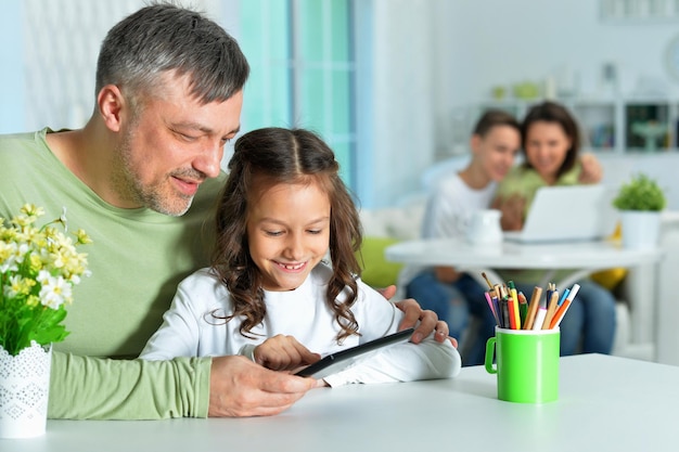 Porträt eines Vaters mit kleiner Tochter mit Tablet