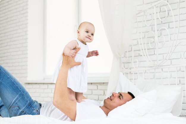 Porträt eines Vaters mit seiner kleinen Tochter