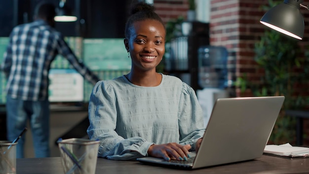 Porträt eines Verkaufsassistenten, der am Laptop arbeitet, um Kapitalgewinne zu erzielen, Aktien und Statistiken in Echtzeit überwacht. Geldanlage und Geldbankenhandel mit Devisenbörse.