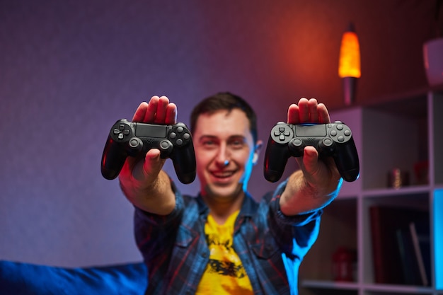 Porträt eines verrückten verspielten Spielers, der das Spielen von Videospielen genießt