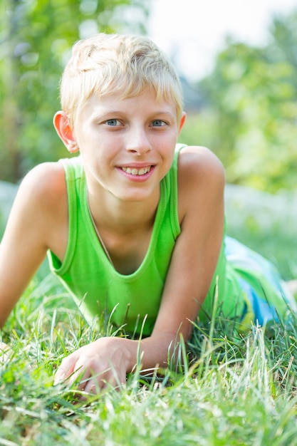 Porträt eines vierzehnjährigen Jungen im Gras