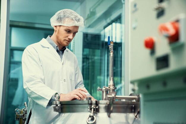 Porträt eines wissenschaftlichen Apothekers, der Cannabisöl im Labor extrahiert