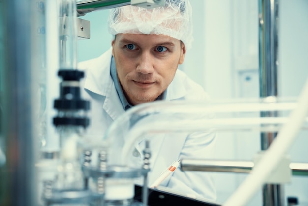 Porträt eines wissenschaftlichen Apothekers, der Cannabisöl im Labor extrahiert