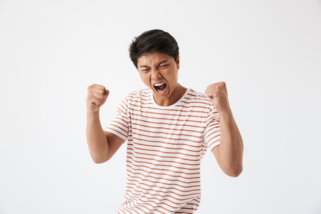Porträt eines wütenden jungen asiatischen Mannes, der schreit