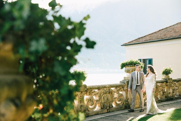 Porträt eines wunderschönen Hochzeitspaares in Italien