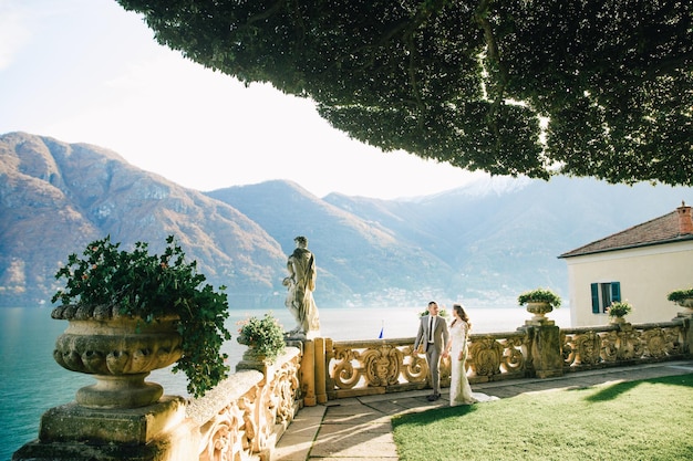 Porträt eines wunderschönen Hochzeitspaares in Italien