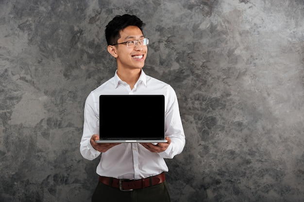 Porträt eines zufriedenen jungen asiatischen Mannes gekleidet im Hemd