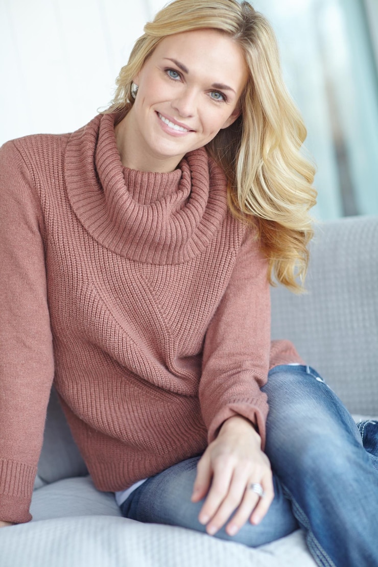 Foto porträt entspannter oder glücklicher frau zu hause auf dem sofa für komfort und profilbild im wohnzimmer in schweden lächeln modische und selbstbewusste person auf der couch mit gelegenheitskleidung oder jeans für den trendigen stil