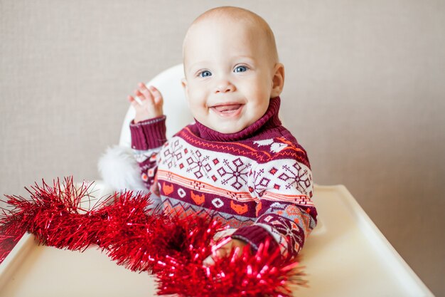 Porträt entzückendes Baby mit Weihnachtsdekoration