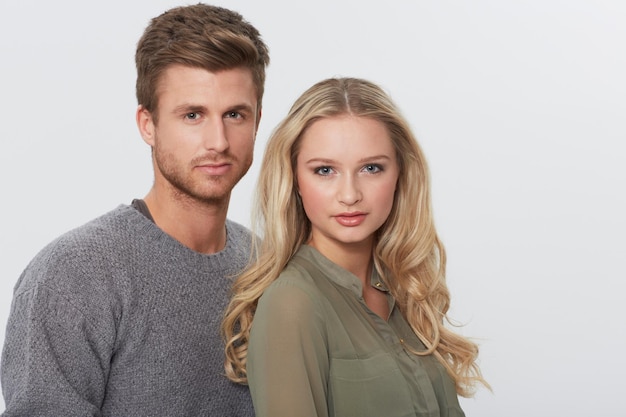 Porträt ernsthaft und Paar zusammen Liebe oder Pflege in einer gesunden Beziehung isoliert auf einem weißen Studio-Hintergrund Mockup Raum Gesicht zuversichtlicher Mann oder Frau in einer romantischen Verbindung Vertrauen oder Unterstützung