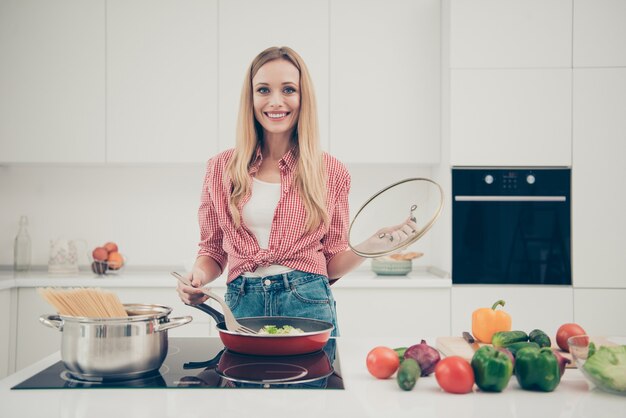 Porträt Frau kochen