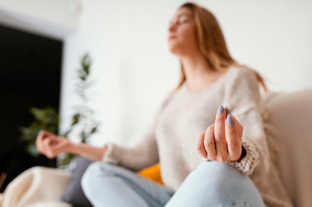 Foto porträt frau zu hause meditieren