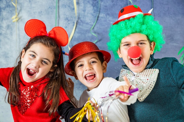 Foto porträt fröhlicher freunde, die während der party kostüme tragen