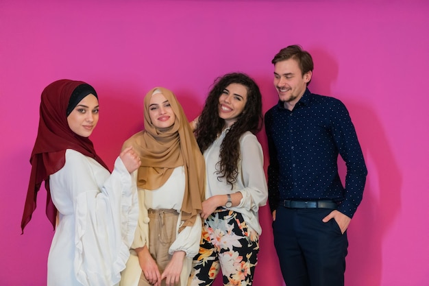 Porträt glücklicher junger Muslime, die das Ramadan-Konzept repräsentieren.